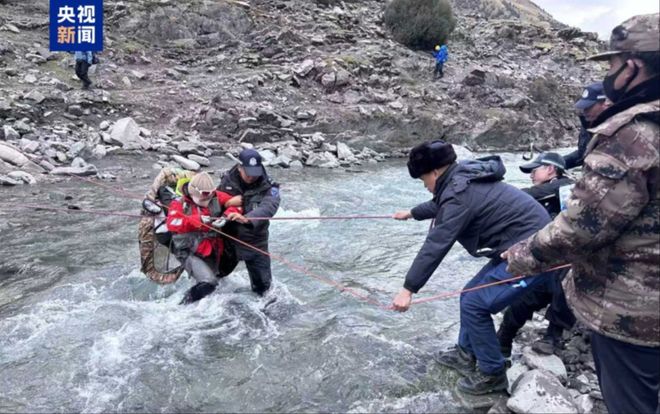 九游体育长假多地徒步遇险；中国四项攀登入围2025年金冰镐奖 犀牛说(图6)