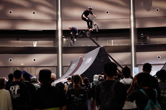 出片率100%！徐汇滨江“惊现”14米攀岩墙还能看世界冠军炫技九游体育(图2)