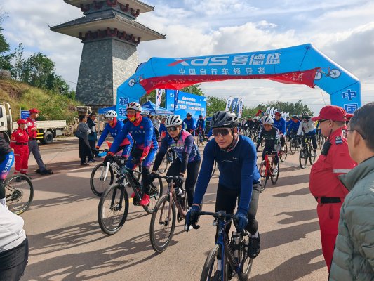 潍坊市第五届体育旅游消费季-齐鲁天路喜“德盛杯”2025潍坊市自行车挑战赛（九游体育安丘站）举行(图2)