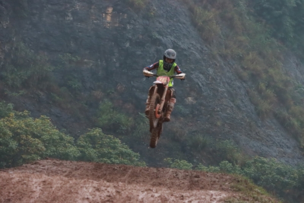 九游体育百余车手齐聚 第二届“宗申杯·自由矿野”摩托越野赛巴南开赛(图2)