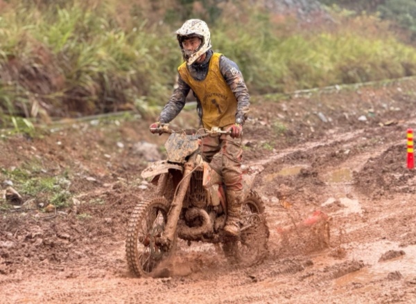 九游体育百余车手齐聚 第二届“宗申杯·自由矿野”摩托越野赛巴南开赛(图3)