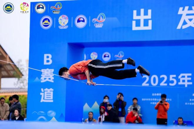 九游体育沸腾了！全国锦标赛彭州开赛！扁带运动首次“出山入圈”燃燃燃！(图2)