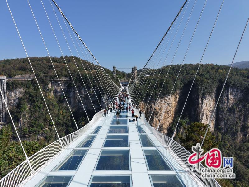 九游体育张家界大峡谷：山水间的悠悠故事与时代担当(图2)