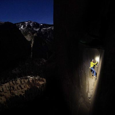 九游体育文体艺苑：世纪之攀 攀岩者挑战绝壁已10天(图1)