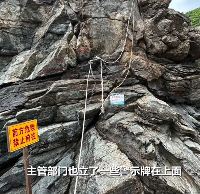 九游体育深圳网红海岸有人在崖壁攀岩！今年已发生两起坠崖事故
