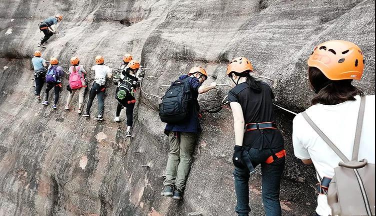 九游体育王一博极限运动预告片曝光攀岩时壁滑脱手坠海被传下半身受伤