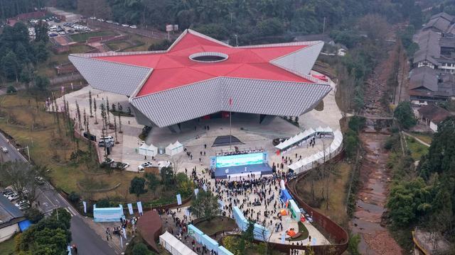 “崃户外”2026邛九游体育崃市全域户外徒步道发布会暨冬季运动旅游季活动圆满举行