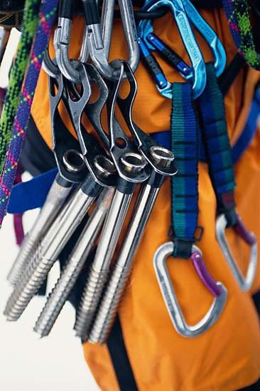 九游体育突发意外！王一博徒手攀岩 爬到一半手滑坠海