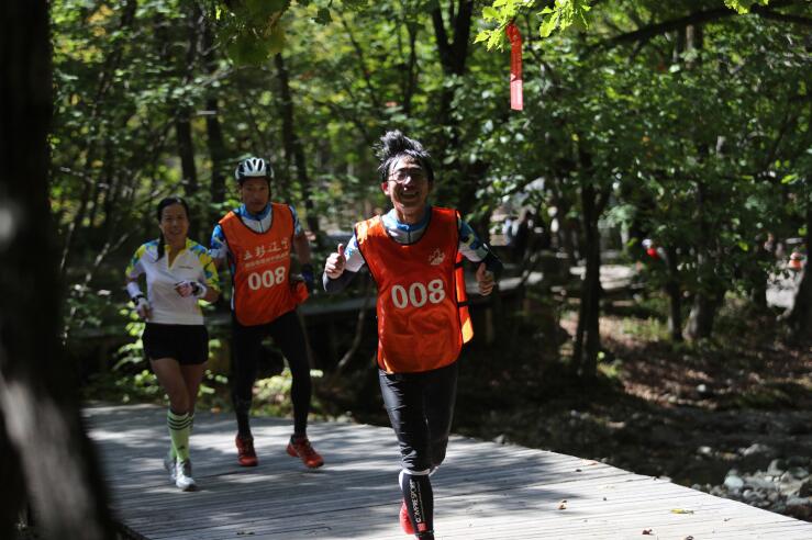 中俄2000余跑者镜泊湖挑战严寒竞速冰跑九游体育