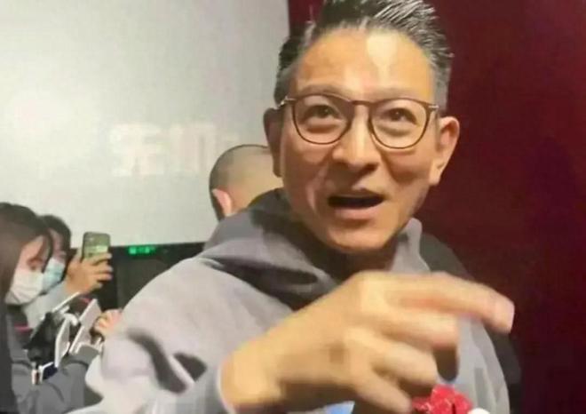 芒果节目惊险瞬间：王一博吊50九游体育米高空未系安全扣何炅尖叫大哭！