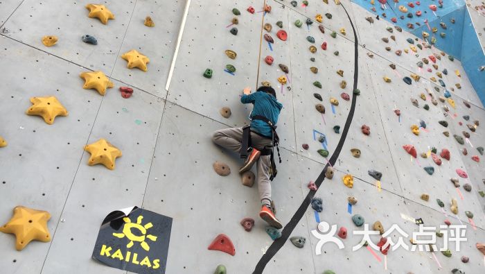 九游体育爱攀岩大家走到一起：年过五十没问题 90后美女