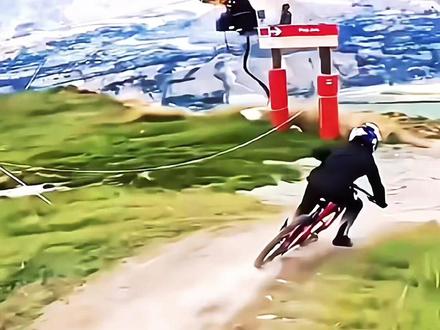 1 力之涌现（emerging f九游体育orce）：包括极渊皮划艇漂流和极限越野飞车。皮划艇漂流要求挑战者在湍急河流中