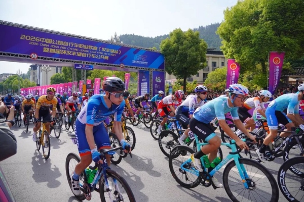 九游体育国内外顶尖骑手齐聚开州 汉丰湖上演 “速度与激情”